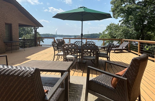 Robyn's Nest - Lovely Lakefront Property with Expansive View