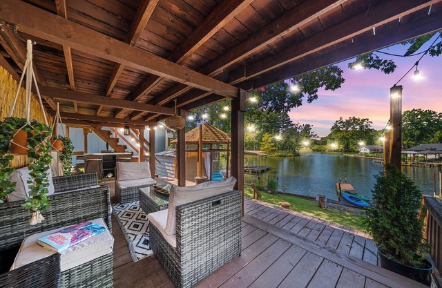 Rock N’ Roll Lake Haus: Lakefront, Kayaks, Decks