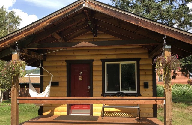 Romantic Alaskan Getaway ! Cozy Aurora Log Cabin at Hot Springs near Fairbanks