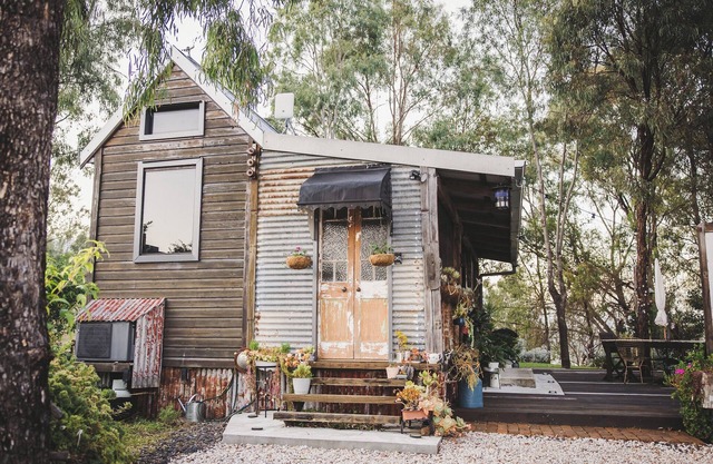 Romantic Cabin for two, nestled in farmland. Valley views, sunsets and wildlife.