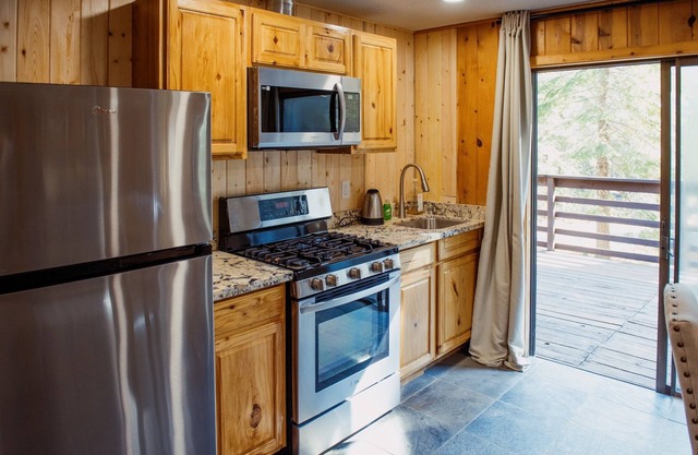 Romantic cabin in Lake Tahoe area, peaceful and relaxing gateaway by Sierra ski