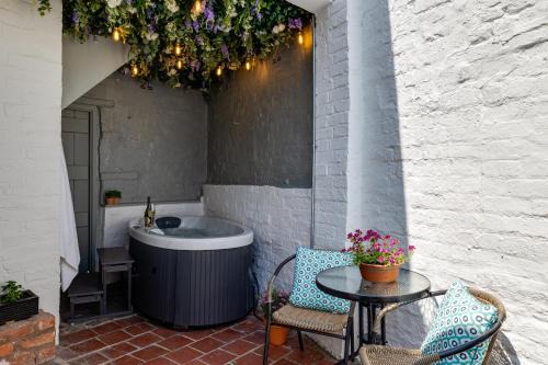 Romantic canal-side cottage with hot tub