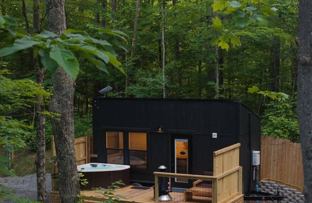 Romantic Getaway, Hot Tub, Fire Pit, and Near Hiking!