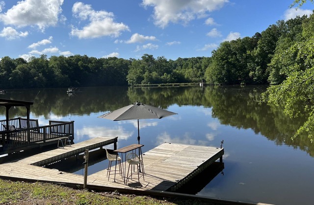 Romantic LAKEFRONT House with Private Dock-Golf Nearby