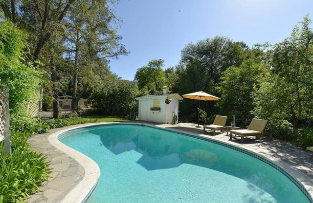 Romantic Sonoma Creek Cottage With Pool & Spa