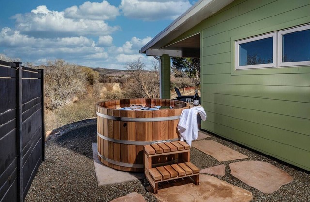 Romantic wine country escape - cedar hot tub, sunrise mountain views, creekside location, harvest season!
