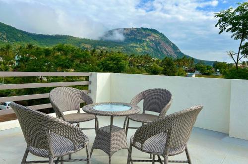 Rooftop Hill View Room - GLENVILLE Holiday Villa
