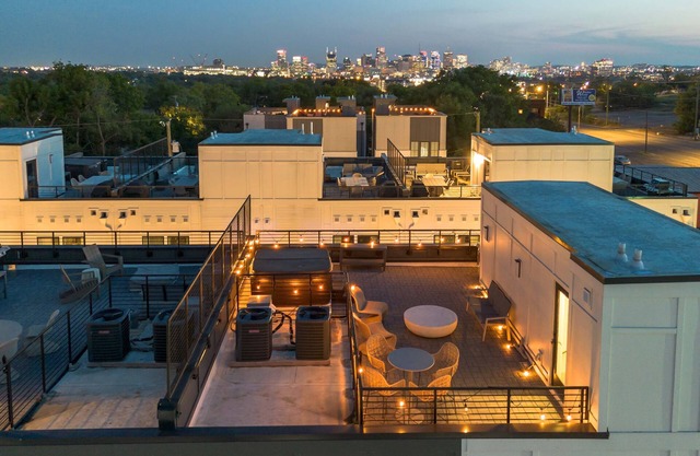 Rooftop Hot Tub Skyline Views Near Broadway