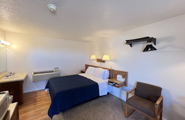 Room 105 - Standard Queen - Sleeps 2 - West Lake Grandvue Inn