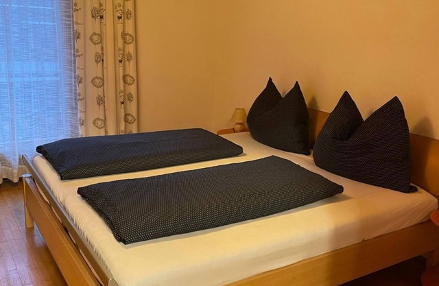 Room 5 - Double room, shower/toilet on the floor - Haus St. Martin