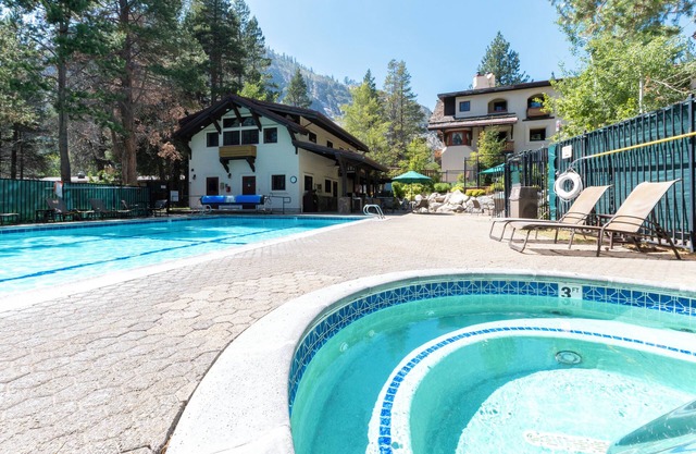 Room w/Kitchen, Balcony, Free Parking, Pool! Near Lake Tahoe