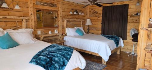 Room with 1 King bed and 1 Queen bed at the Cedaredge Lodge