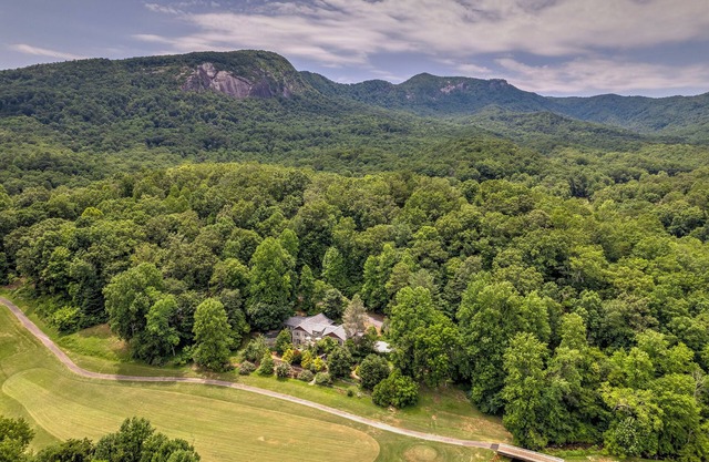 Rumbling Bald Resort - Mountain Golf Retreat!