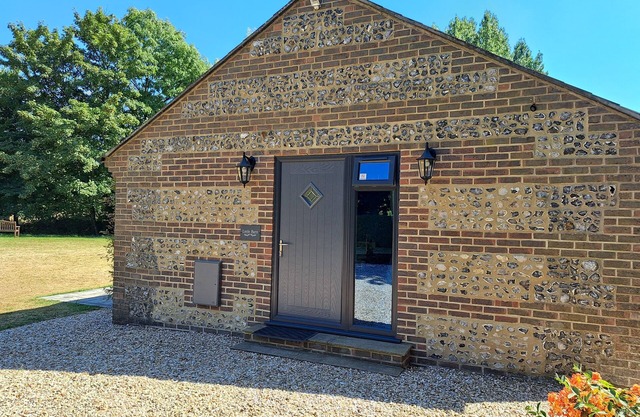 Rural Idyllic Bolthole for 2 on the Bank of the River Cerne With Large Garden.