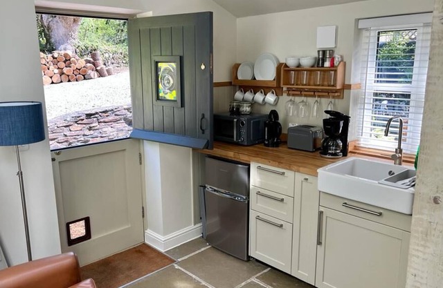 Rural self-contained annexe. Close to Dartmoor, Tamar River & historic towns