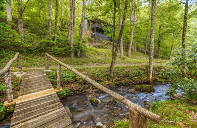 Rushing Creek Retreat, Serene Cabin with Great Views!