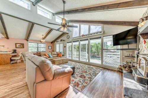 Rustic Alto Retreat - Near Hiking, Skiing and More!