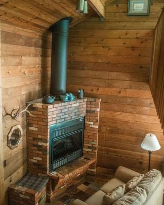 Rustic Cabin for 2 in Oak Creek Cabin Sycamore