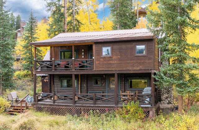 Rustic cabin, mt views, covered decks near town