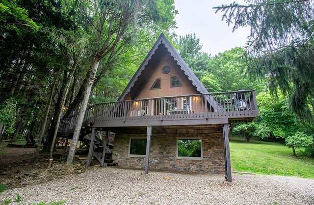 Rustic Chalet - Secluded with Hot Tub & Pool Table