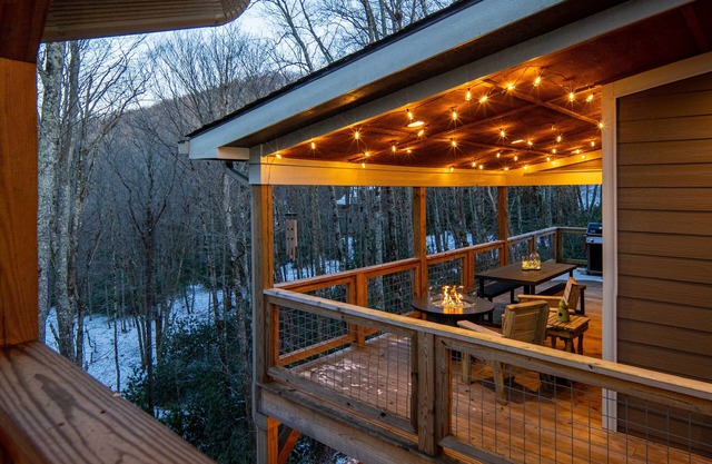 Rustic & cozy, 3 decks w/loft, 10 min to downtown