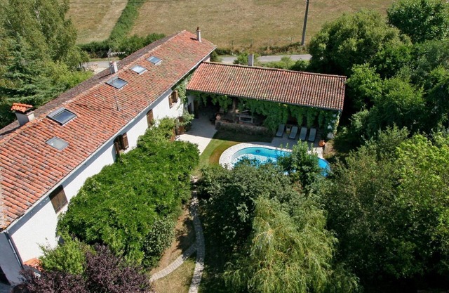 Rustic estate with private pool and pet-friendly