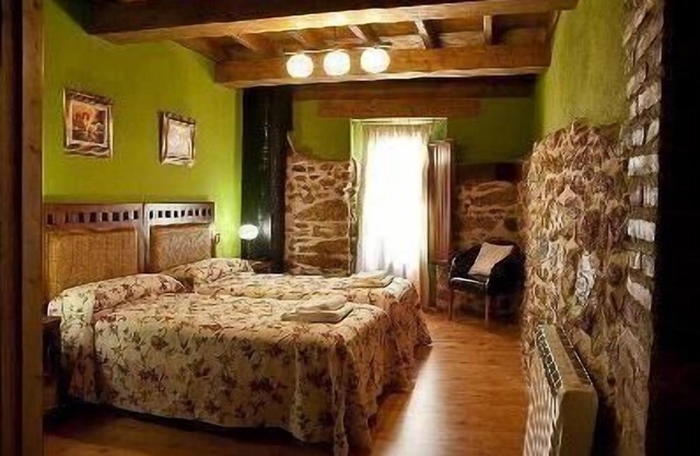 Rustic getaway in Casas Del Monte for 4 people