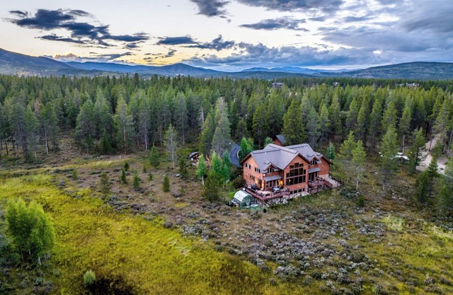 Rustic lodge w/game room & hot tub