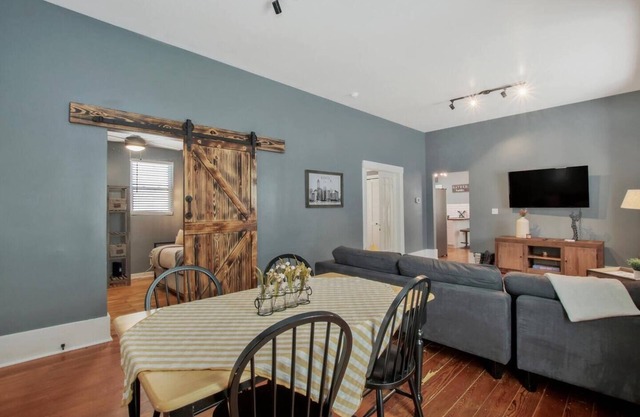 Rustic Retreat - Cute and Cozy! Centrally Located