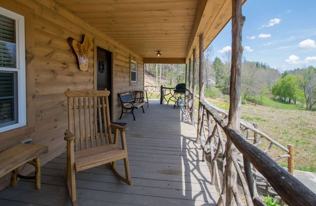 Rustic Ridge Getaway - Cozy Tiny Cabin Near Asheville and Blue Ridge Mountains