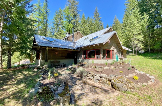 Rustic woodland home with hot tub, patios & fireplaces - near lake access