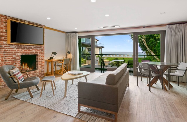 SA Beach Suites #1 - Luxury Suite with Fireplace and Ocean Views