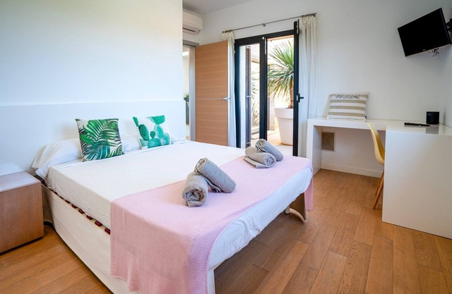 Sa Canoveta with Designer Kitchen