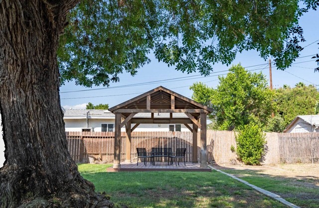 Safe Neighborhood! 2 king beds, huge backyard!