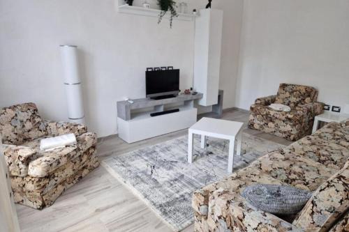 San Miniato 2-Bed Villa Sleeps 6 with Parking