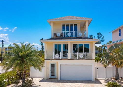 Sand Dollar Siesta-walk to beach less than 1 min!
