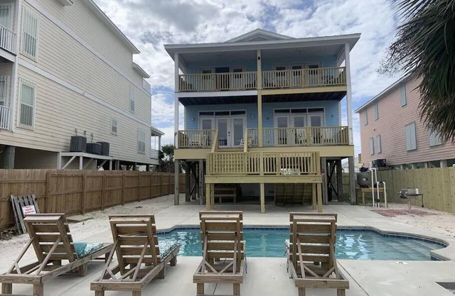 Sandy Fox- Walk to Beach, Private pool, Sleeps 26