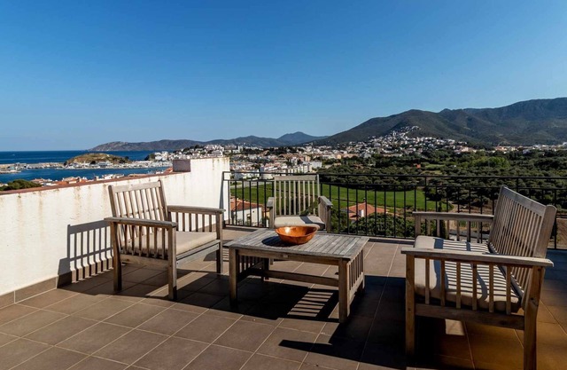 Sant Genís 19 - top-floor apartment with terrace