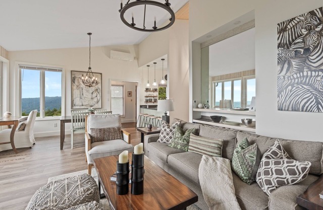 Scandinavian modern retreat with sweeping mountain views - shuttle to slopes