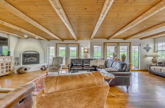 Scenic Alto Getaway w/Mountain Views & Hot Tub!