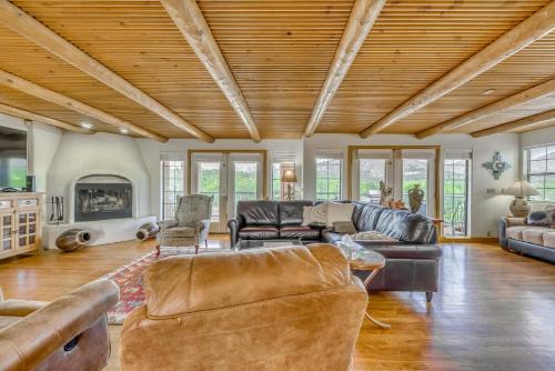 Scenic Alto Getaway with Mountain Views and Hot Tub!