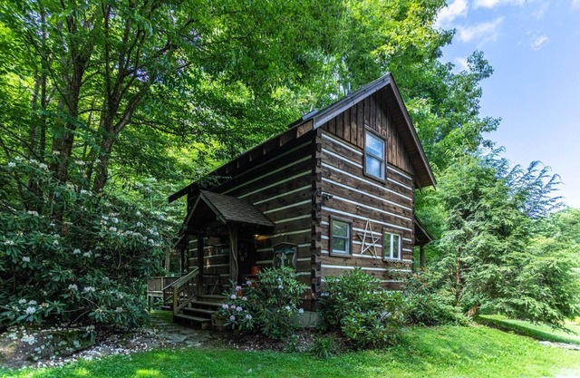 Scrollrock - Charming Creek-side Cabin, Secluded, with Hot tub Pets ok!