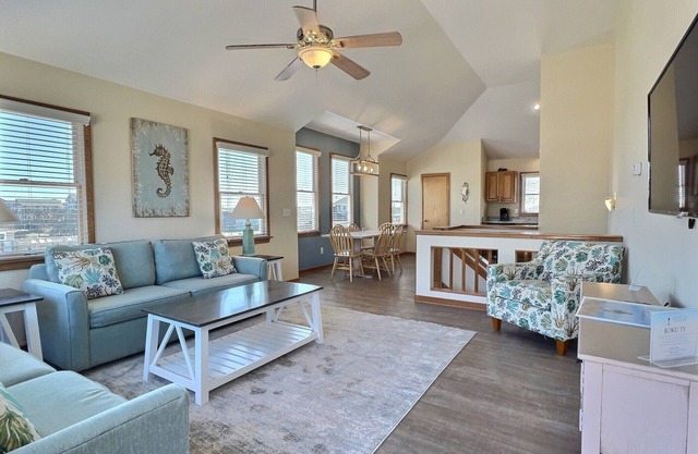 Sea Horse- Oceanside- Only a short Walk to Beach- Community Pool & Spa