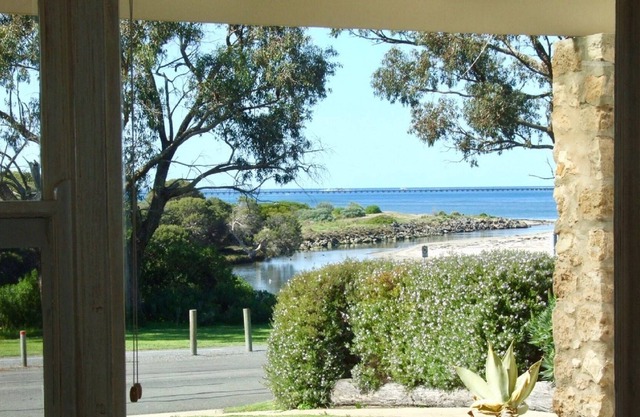 Seabreeze and lovely ocean views - Short walk to city centre!