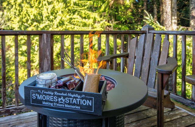 Seabrook Cabin- Private Hot Tub, Indoor & Outdoor Fires, 10 min. walk to town