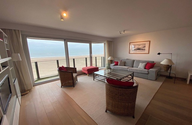 Seafront Palm Beach Stay