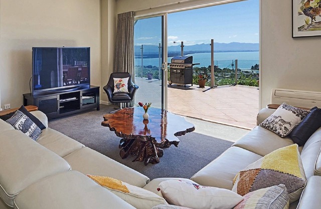 Seasbreeze 3 - Spacious, Sunny Nelson Holiday Home with Sea Views!