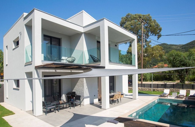 SEASCAPE VILLAS VASSILIKI Luxury beach villa w pool 20m from beach & town center