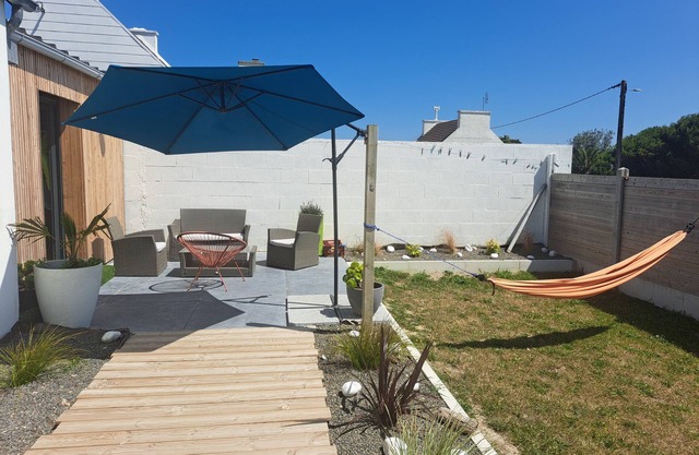 Seaside house. the sea on both sides of the street. ideal for the ballades