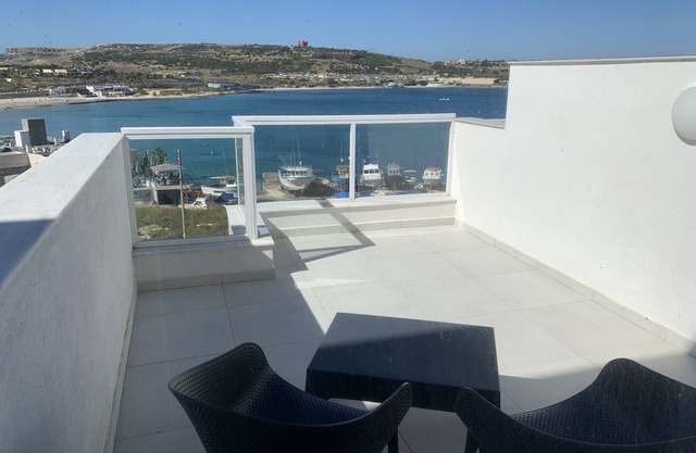 Seaview Penthouse Modern 2 bedroom 50 mts from beach